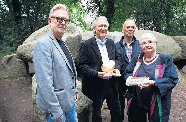 Vlnr. Bertus Boivin, Eric v.d. Bilt met Gouden Kei, Roelof Huisman en Tineke Zweers met boek. (foto Harry Tielman)