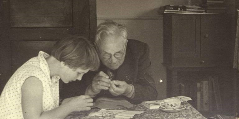 Tineke aan het werk bij haar grootvader Albert Egges omstreeks 1960.